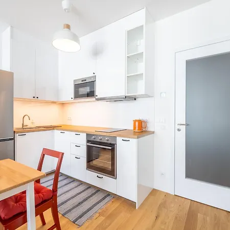 Peaceful And Cosy Newly Built With Parking * Prague